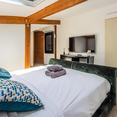 Elegant Duplex, Very Well Equipped, Close To Shops *